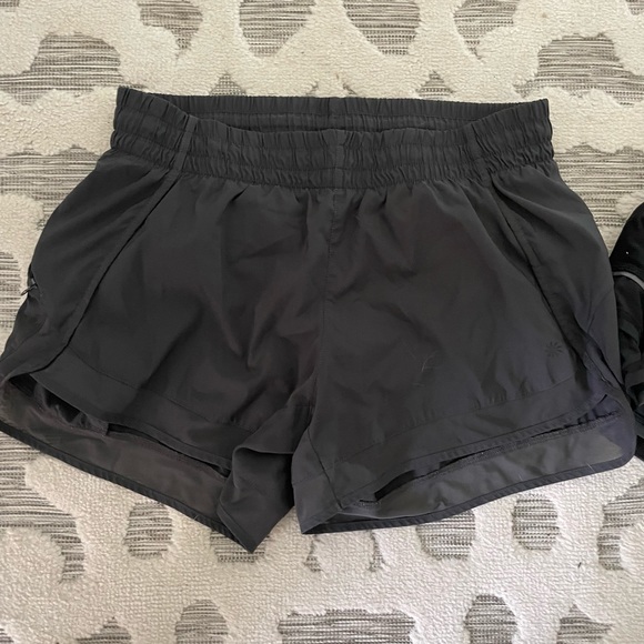 ATHLETA 3 pairs of running shorts - Picture 4 of 5